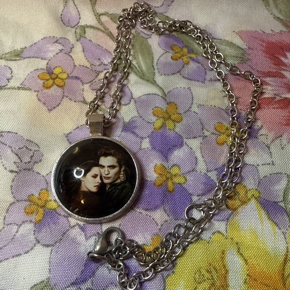 Twilight Edward Bella Pendant Necklace Movie‎ Fan Jewelry Silver Tone 11" Chain